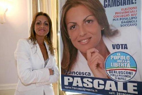 Berlusconi'yi teselli eden güzel  - Resim 7