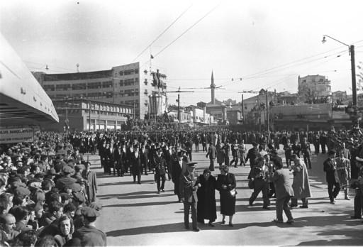 Atatürk son yolculuğuna böyle uğurlandı - Resim 144