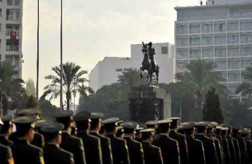 Türkiye Atatürk'ü andı