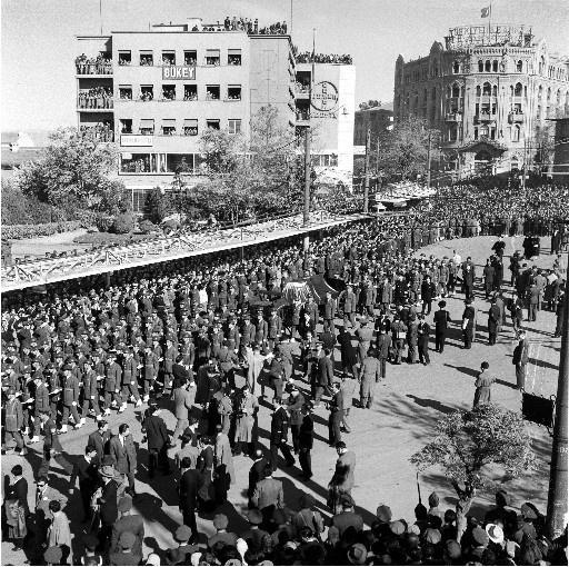 Atatürk son yolculuğuna böyle uğurlandı - Resim 111