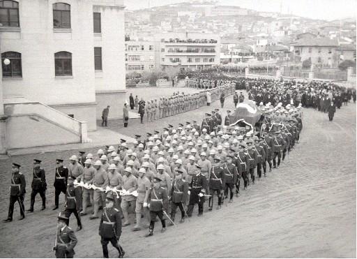 Atatürk son yolculuğuna böyle uğurlandı - Resim 60