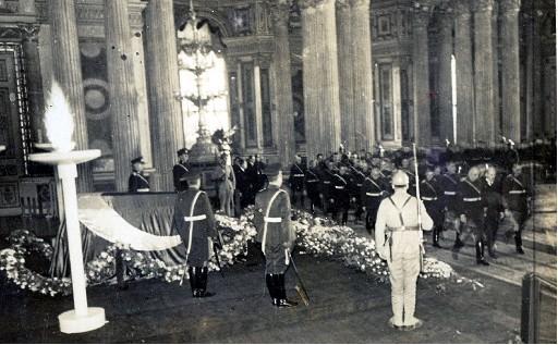 Atatürk son yolculuğuna böyle uğurlandı - Resim 41