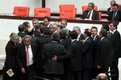 AK Parti'li Salim Uslu Kamer Genç'i Meclis kürsüsünden itti