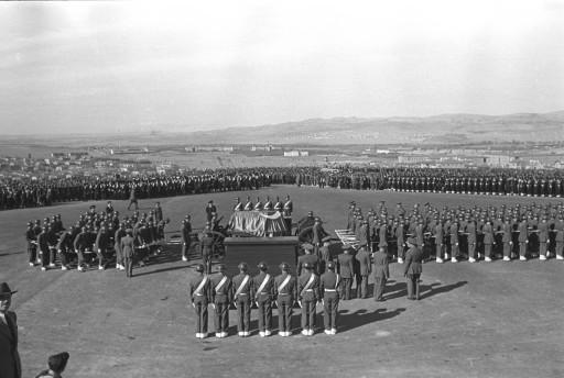 Atatürk son yolculuğuna böyle uğurlandı - Resim 24