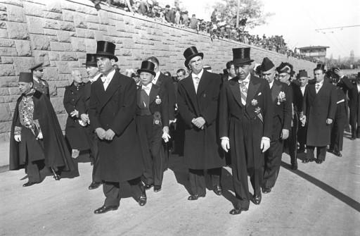 Atatürk son yolculuğuna böyle uğurlandı - Resim 145