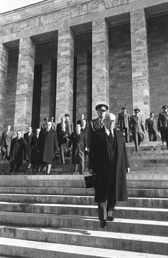 Atatürk son yolculuğuna böyle uğurlandı - Resim 110