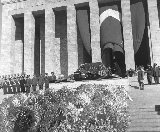Atatürk son yolculuğuna böyle uğurlandı - Resim 139