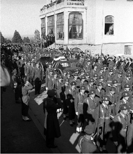 Atatürk son yolculuğuna böyle uğurlandı - Resim 140