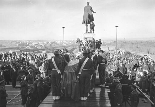 Atatürk son yolculuğuna böyle uğurlandı - Resim 14