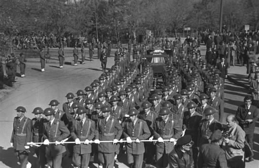 Atatürk son yolculuğuna böyle uğurlandı - Resim 143