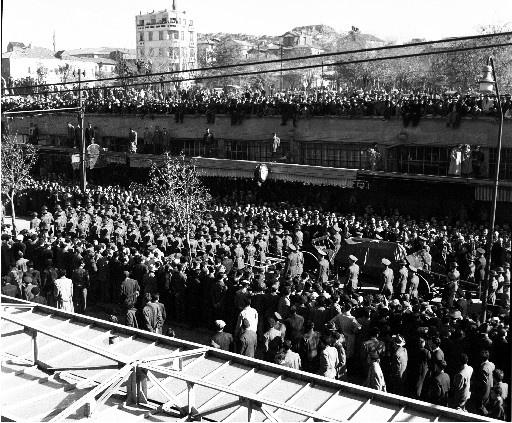 Atatürk son yolculuğuna böyle uğurlandı - Resim 137