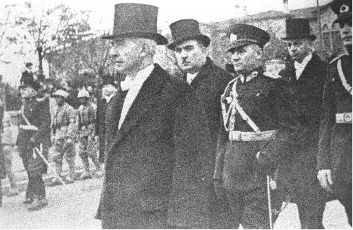 Atatürk son yolculuğuna böyle uğurlandı - Resim 106