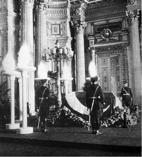 Atatürk son yolculuğuna böyle uğurlandı - Resim 119