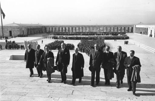 Atatürk son yolculuğuna böyle uğurlandı - Resim 35