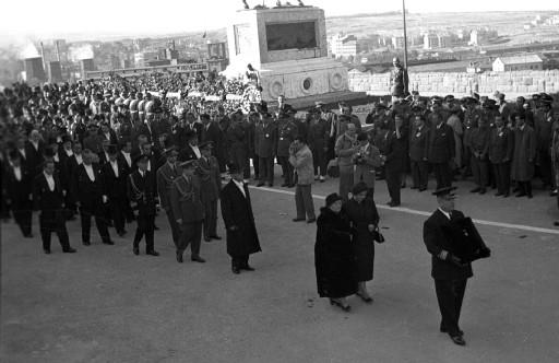 Atatürk son yolculuğuna böyle uğurlandı - Resim 103