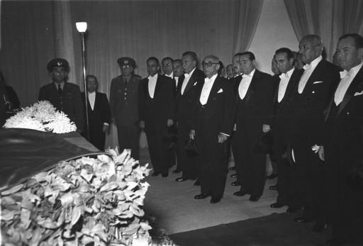 Atatürk son yolculuğuna böyle uğurlandı - Resim 99
