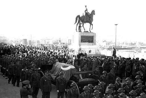 Atatürk son yolculuğuna böyle uğurlandı - Resim 95