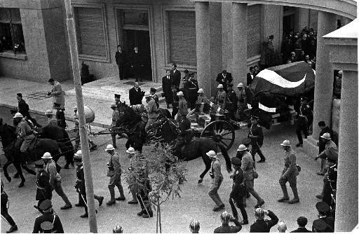 Atatürk son yolculuğuna böyle uğurlandı - Resim 123