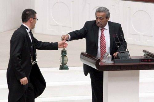 AK Parti'li Salim Uslu Kamer Genç'i Meclis kürsüsünden itti