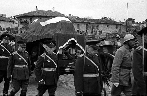 Atatürk son yolculuğuna böyle uğurlandı - Resim 63