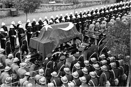 Atatürk son yolculuğuna böyle uğurlandı - Resim 112