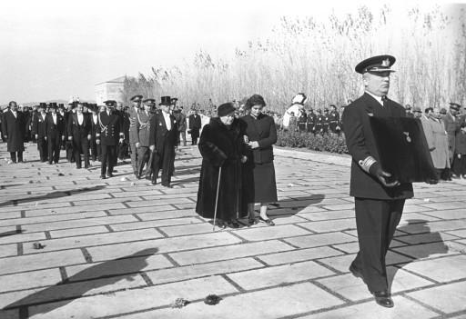 Atatürk son yolculuğuna böyle uğurlandı - Resim 88