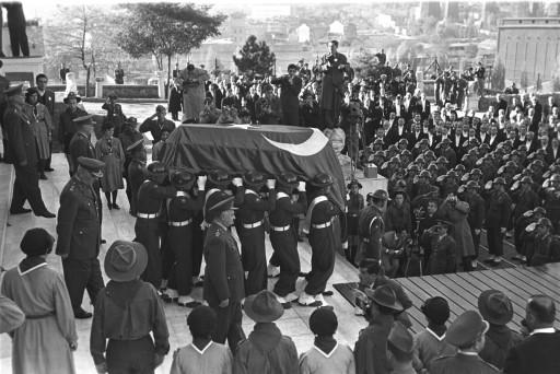 Atatürk son yolculuğuna böyle uğurlandı - Resim 58