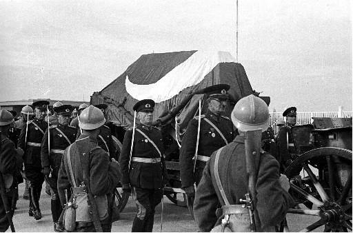 Atatürk son yolculuğuna böyle uğurlandı - Resim 93