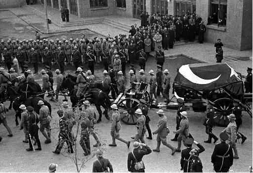 Atatürk son yolculuğuna böyle uğurlandı - Resim 42