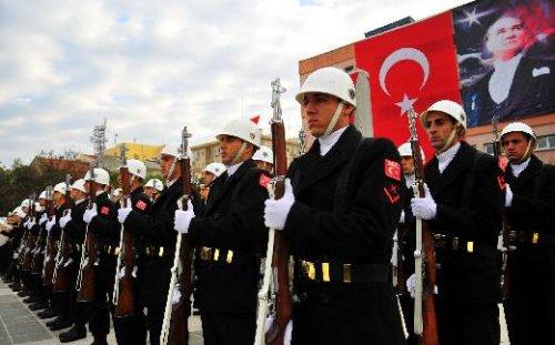 Türkiye Atatürk'ü andı