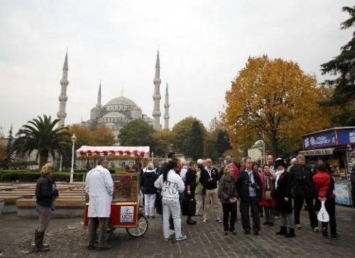 Türkiye Atatürk'ü andı