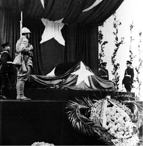 Atatürk son yolculuğuna böyle uğurlandı - Resim 64