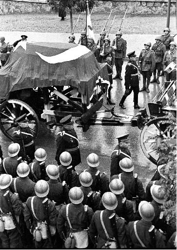Atatürk son yolculuğuna böyle uğurlandı - Resim 91