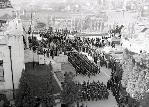 Atatürk son yolculuğuna böyle uğurlandı - Resim 101