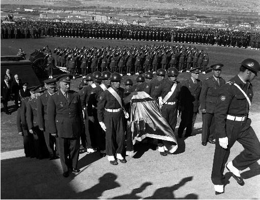 Atatürk son yolculuğuna böyle uğurlandı - Resim 96