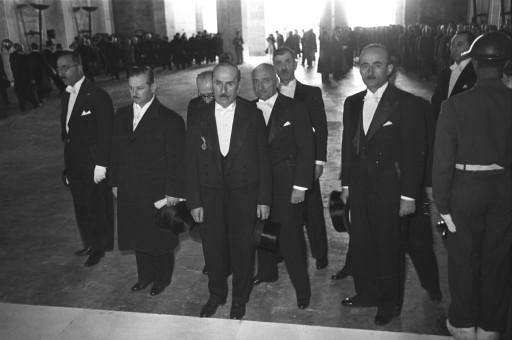 Atatürk son yolculuğuna böyle uğurlandı - Resim 118