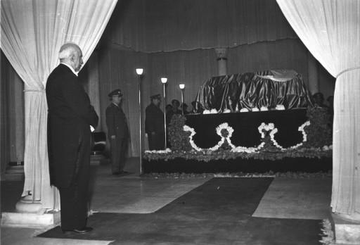 Atatürk son yolculuğuna böyle uğurlandı - Resim 62