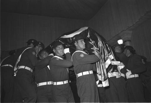 Atatürk son yolculuğuna böyle uğurlandı - Resim 148
