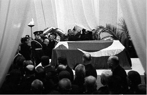 Atatürk son yolculuğuna böyle uğurlandı - Resim 37