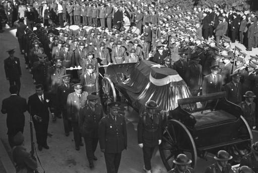 Atatürk son yolculuğuna böyle uğurlandı - Resim 109