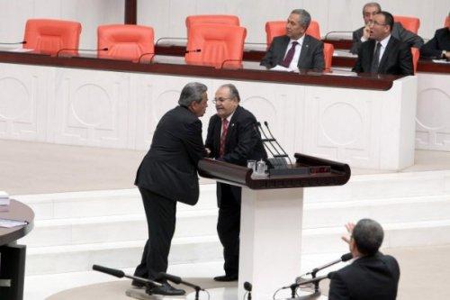 AK Parti'li Salim Uslu Kamer Genç'i Meclis kürsüsünden itti