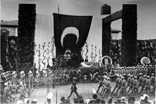 Atatürk son yolculuğuna böyle uğurlandı - Resim 67