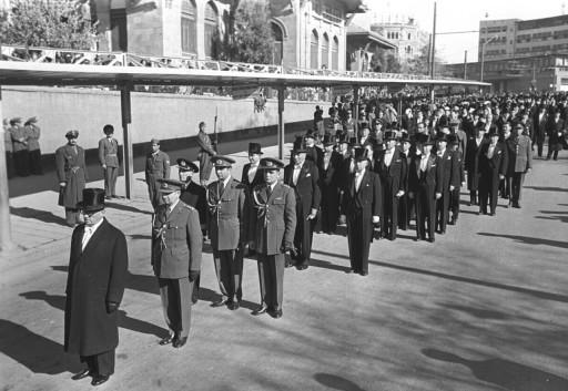 Atatürk son yolculuğuna böyle uğurlandı - Resim 105