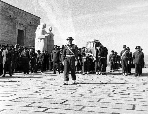 Atatürk son yolculuğuna böyle uğurlandı - Resim 102
