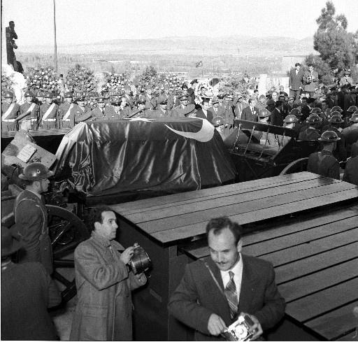 Atatürk son yolculuğuna böyle uğurlandı - Resim 70