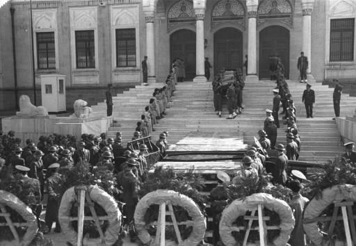 Atatürk son yolculuğuna böyle uğurlandı - Resim 19