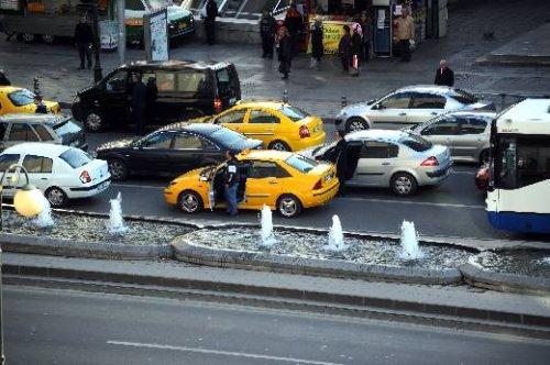 Türkiye Atatürk'ü andı