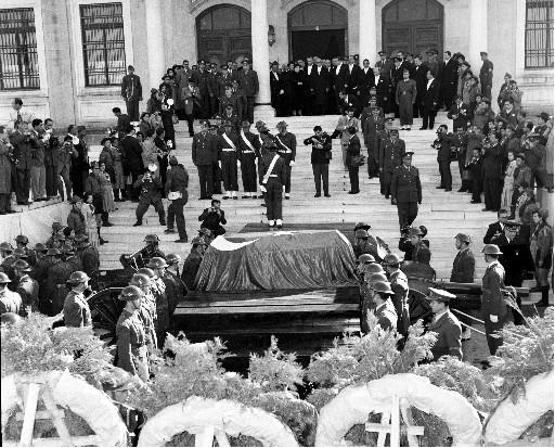 Atatürk son yolculuğuna böyle uğurlandı - Resim 12
