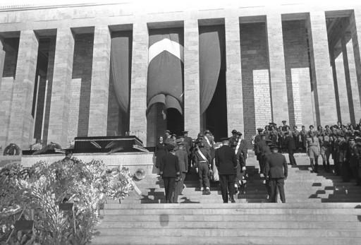 Atatürk son yolculuğuna böyle uğurlandı - Resim 36