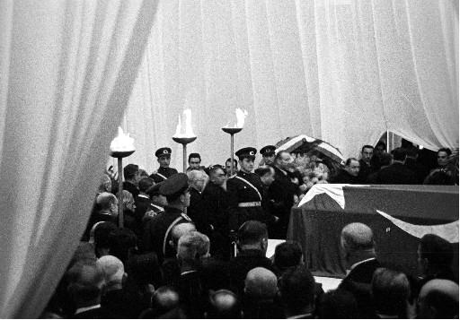 Atatürk son yolculuğuna böyle uğurlandı - Resim 4